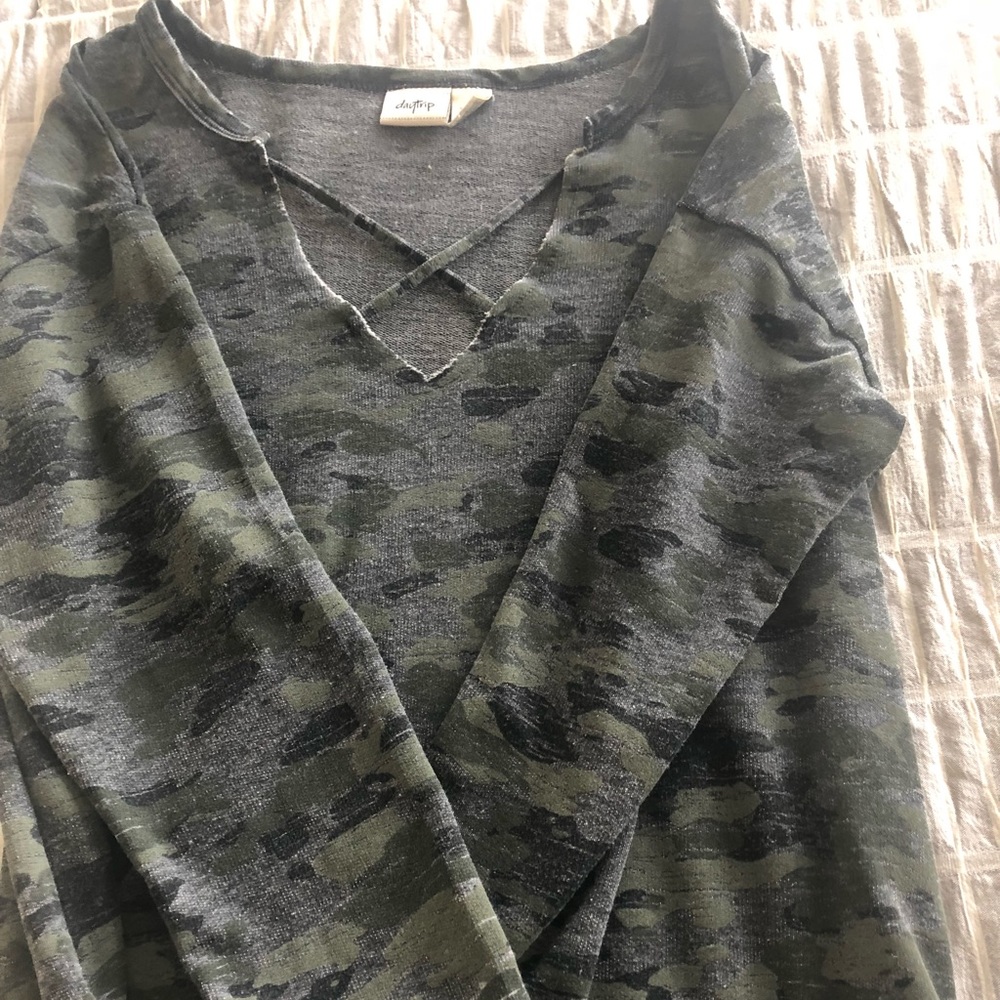Buckle Daytrip camo cross top